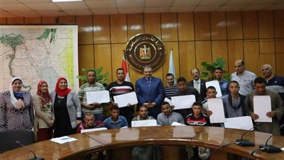 تسليم 17 عاملًا عقود عملهم بالخارج برواتب مجزية.. 