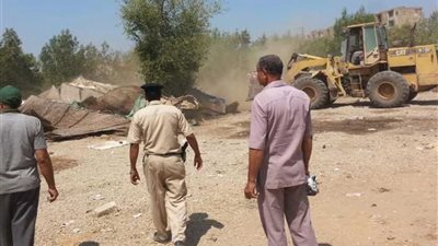 إزالة طابق مخالف بمنزل في طوخ