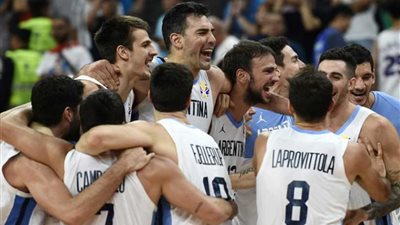 الأرجنتين تقصي صربيا وإسبانيا ترافقها إلى نصف النهائي