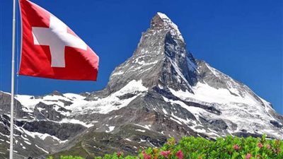 متظاهرو المناخ في سويسرا يصبغون ماء نهر بمدينة 