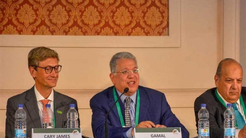 شيحة يعرض تجربة 100