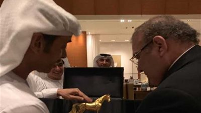 هزاع بن زايد يهدي درع 