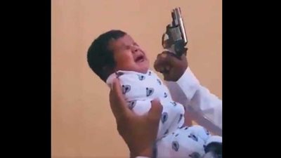 النائب العام السعودي يأمر بالقبض على شخص يضع مسدسًا في فم 