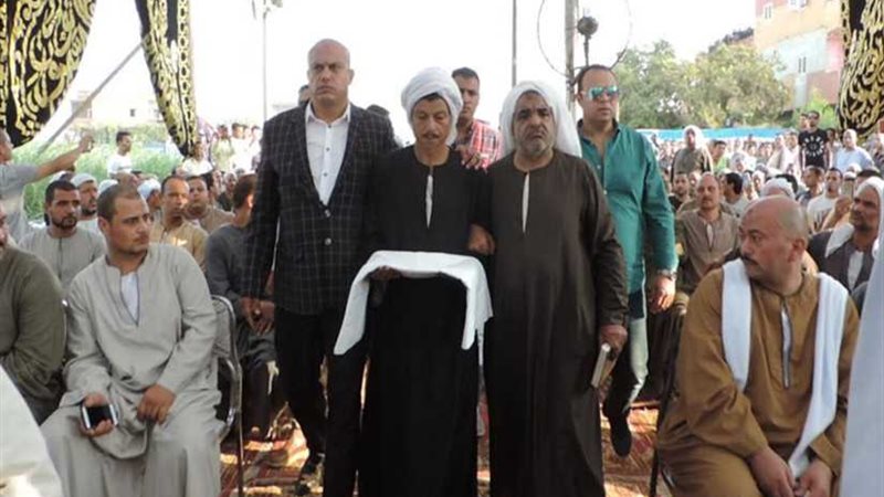 بالصور..  الكفن ينهي