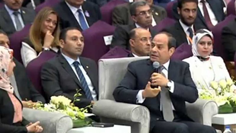 السيسي مازحاً: هي