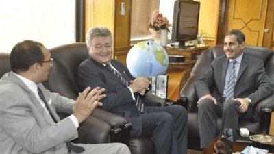 رئيس جامعة القناة يستقبل رئيس لجنة السياحة والطيران بـ