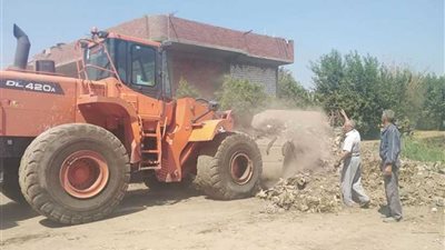 حملة لرفع القمامة والمخلفات الصلبة بأحياء وقرى مركز ملوي بالمنيا