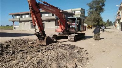 بدء تنفيذ أعمال رصف 14 طريق بالبحيرة (صور)