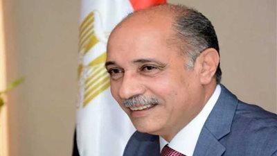 وزير الطيران المدني يلتقي مديري المطارات المصرية