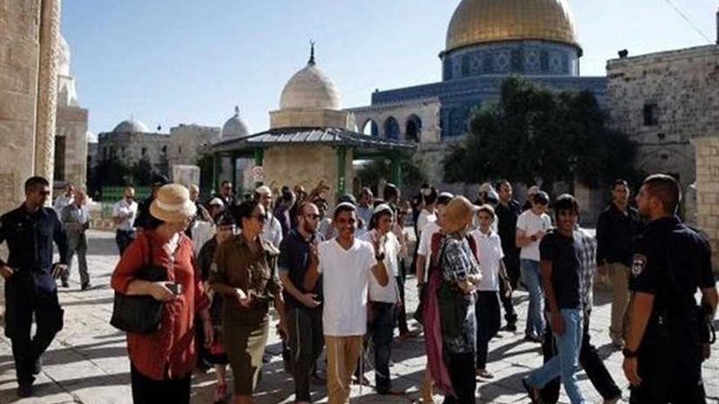 مستوطنون يقتحمون