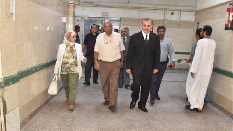 محافظ أسيوط يزور