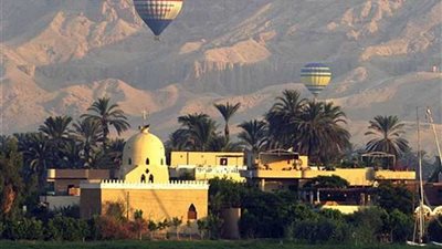 رئيس الشركة المصرية للمطارات يتفقد موقع إقلاع البالون بالأقصر