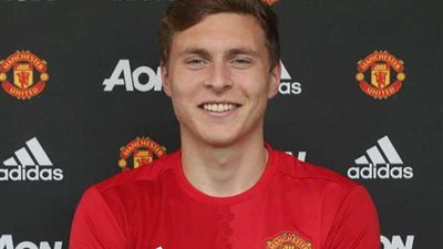 مانشستر يونايتد يمدد عقد مدافعه السويدي ليندلوف حتى 2024