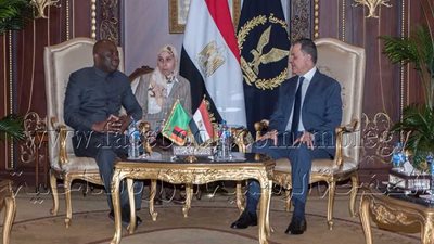 وزير الداخلية يستعرض مع نظيره الزامبي أوجه التعاون بين الجانبين في مجالات الأمن