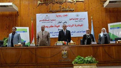 محافظ أسيوط يسلم مساعدات مادية وعينية للأسر الأكثر احتياجًا ضمن المبادرة الرئاسية 