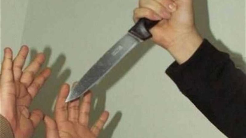 انهال عليها طعنًا