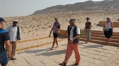 وفد سياحي من إسبانيا يزور المناطق الأثرية بالمنيا