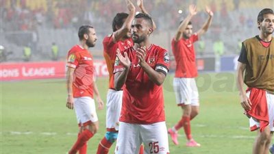 القائد “عاشور” يحفز لاعبي الأحمر قبل قمة السوبر