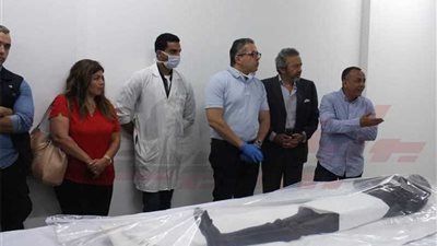 وزير الآثار يشهد أعمال فك تابوتين بمتحف الحضارة