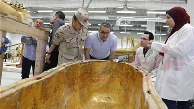 وزير الآثار يتفقد أعمال ترميم تابوت الملك توت عنخ آمون.. صور