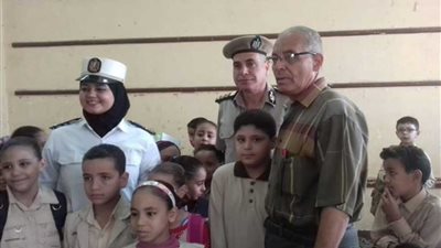 القيادات الأمنية تشارك أبناء الشهداء أول أيام الدراسة بالقليوبية