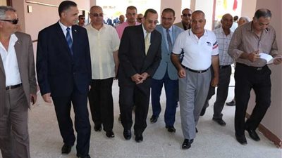 بالصور.. بدء وانتظام الدراسة في جميع المدارس والمحافظ يتفقد بعض المدارس