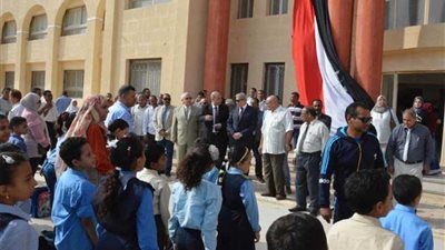 محافظ المنيا في أول يوم دراسي يشارك التلاميذ طابور الصباح وتحية العلم