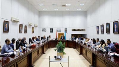 وزير الآثار يجتمع باللجنتين العلمية والتنظيمية للمؤتمر الدولي لعلماء المصريات