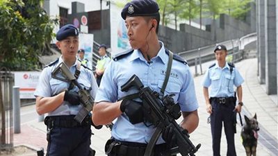 شرطة هونج كونج تستخدم الغاز المسيل للدموع لتفريق المحتجين