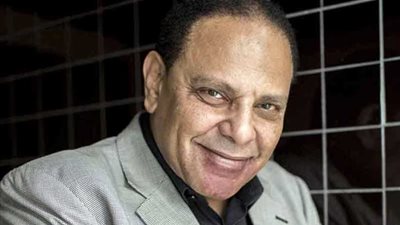 بلاغ يتهم الهارب علاء الأسواني بالعمالة لجهات خارجية والتحريض ضد الدولة