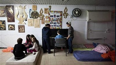 4 شباب يقيدون فتاة 13 عامًا ويتناوبون اغتصابها.. تعرف على التفاصيل