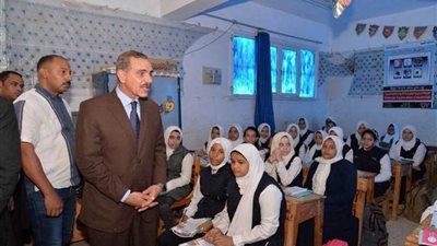 محافظ أسيوط يتفقد مدرستي أبنوب الإعدادية بنات والزهراء الإعدادية.. (صور)