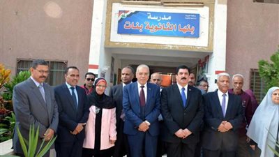 محافظ القليوبية يسلم الكتب الدراسية لطلاب الاعدادية ويفتتح مدرستين ببنها