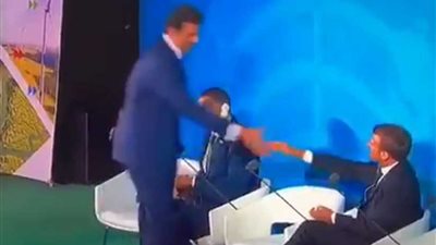الرئيس الفرنسي يتجاهل أمير قطر..رواد مواقع التواصل يسخرون من تميم (فيديو)