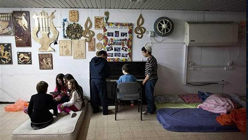 4 شباب يقيدون فتاة