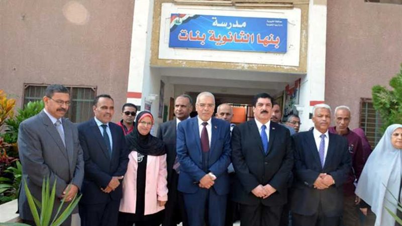 محافظ القليوبية يسلم