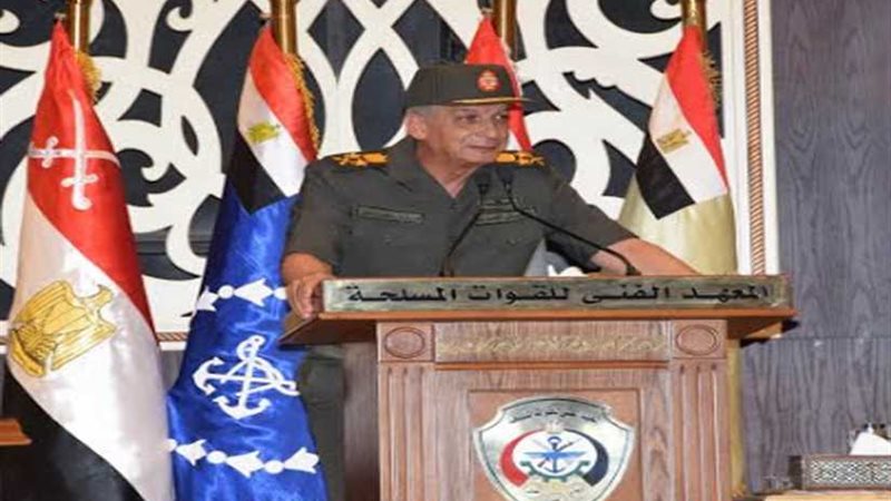 وزير الدفاع يشيد