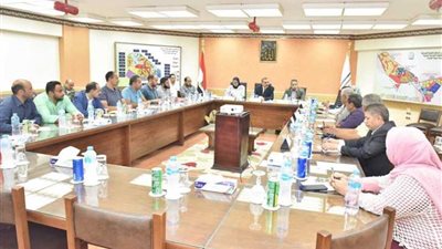 محافظ أسيوط يلتقي سكان مدينة أسيوط الجديدة ويفتتح وحدة صحية ومنافذ متحركة لبيع المواد الغذائية