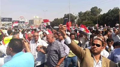 حشود المواطنين يتوافدون على المنصة بمدينة نصر