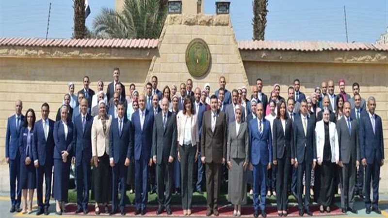 وزيرة الهجرة تلتقي