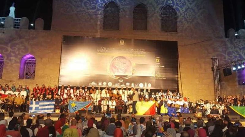 بالصور ..مظاهرة حب