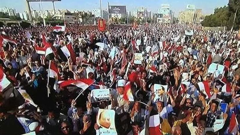 طوفان بشري يدعم الرئيس