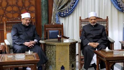 وزير الأوقاف يزور شيخ الأزهر ويدعو له بدوام الصحة والعافية