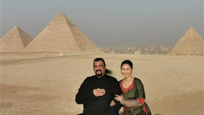 الممثل الأمريكي المشهور ستيڤن سيجال يروز منطقة آثار الهرم