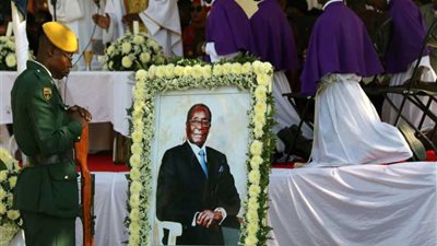 بعد نزاع طويل.. دفن جثمان روبرت موجابي في مسقط رأسه ..