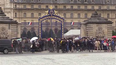 آلاف الفرنسيين يلقون نظرة الوداع على رئيسهم الراحل شيراك