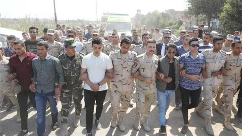 بملامح ثقة وتحدٍ..