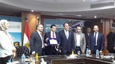 الحسيني يهدي وزير الرياضة البطاقة الأولى لبطولة العالم لرواد السلاح