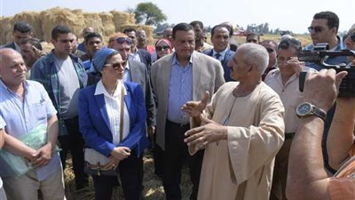 محافظ البحيرة ووزيرة البيئة يتفقدان مواقع تجميع قش الأرز بكوم حمادة