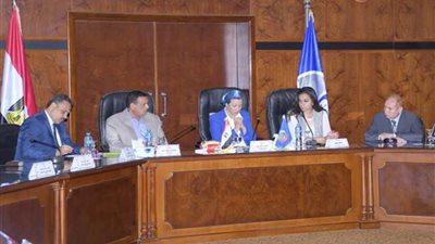 وزير البيئة ومحافظ البحيرة يعقدان إجتماعاً موسعاً مع العاملين بجهاز شئون البيئة (صور)